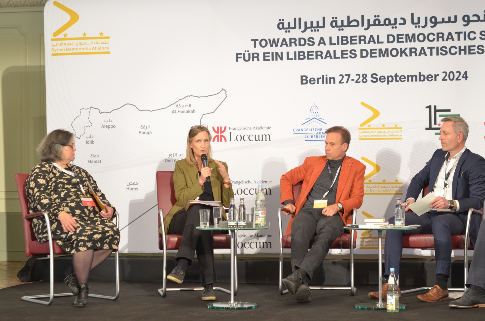 Read more about the article الجلسة الأولى.. السياسيون الألمان يرفضون التطبيع مع نظام الأسد في مؤتمر التحالف السوري الديمقراطي